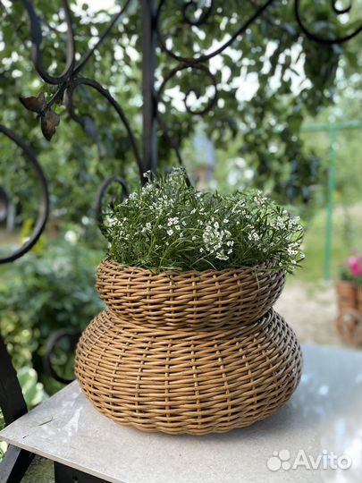 Кашпо из искусственного ротанга