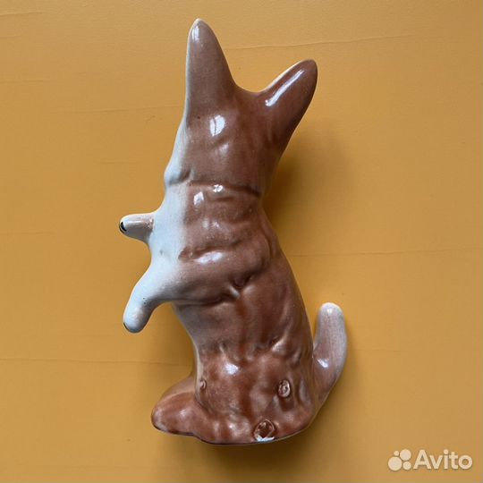 Собака на задних лапах. Статуэтка, фарфор. СССР