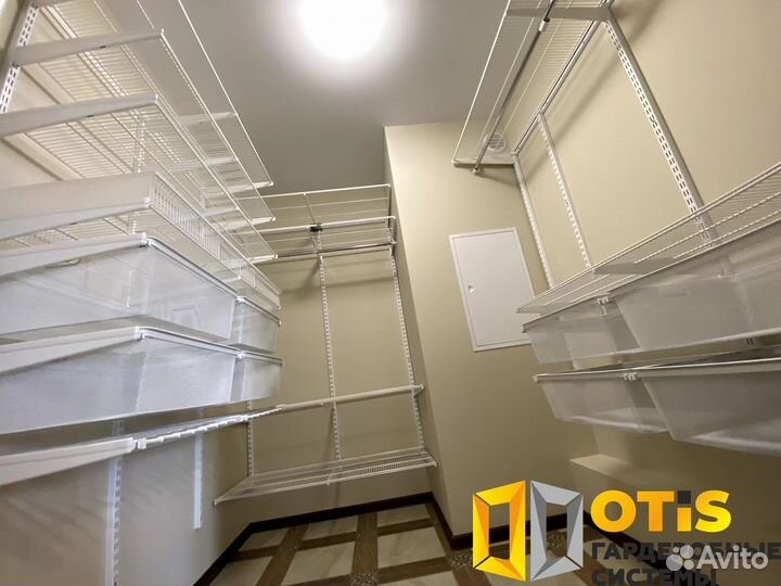 Гардеробная с раздвижными стеклянными дверьми купе