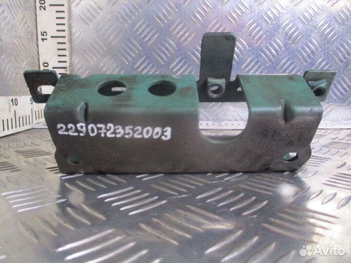 Кронштейн трубки системы охлаждения Volvo 24424852
