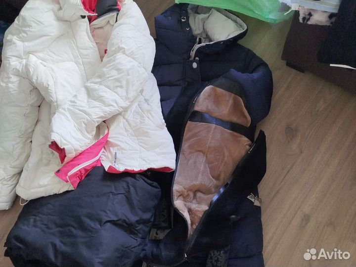 Личные вещи женские. Две зимние куртки