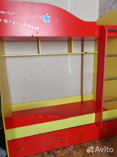 Двухъярусная кровать