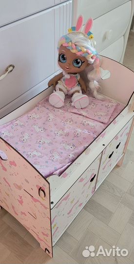 Кукла и кровать