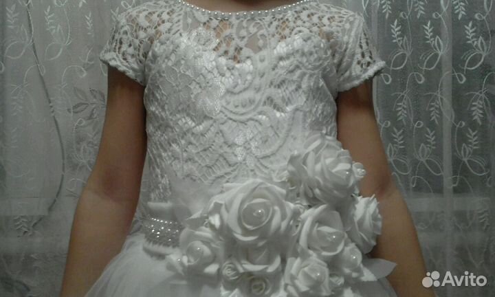 Платье, туфли и аксессуар для волос