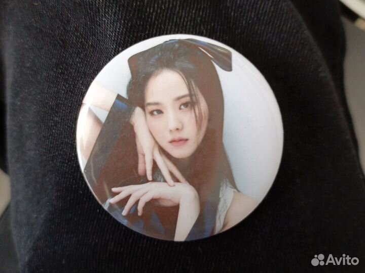 Значок Джису Black Pink