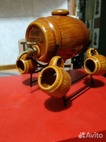 Декоративный бочонок с кружками