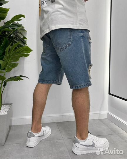 Джинсовые шорты с рваными элементами