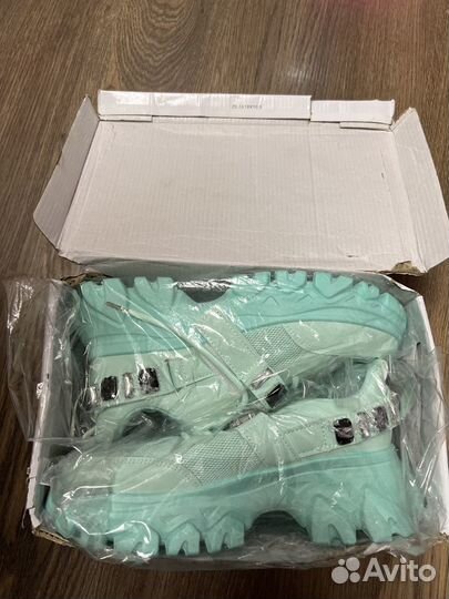 Продам новые женские кроссовки, размер 39