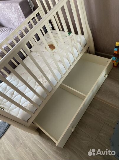 Детская кроватка с маятником