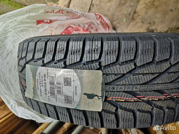 Nokian Tyres Hakkapeliitta R2 SUV 215/65 R16 102R