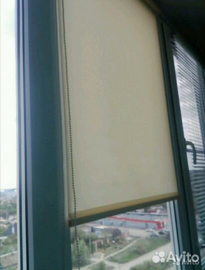 Люстра и рулонная штора