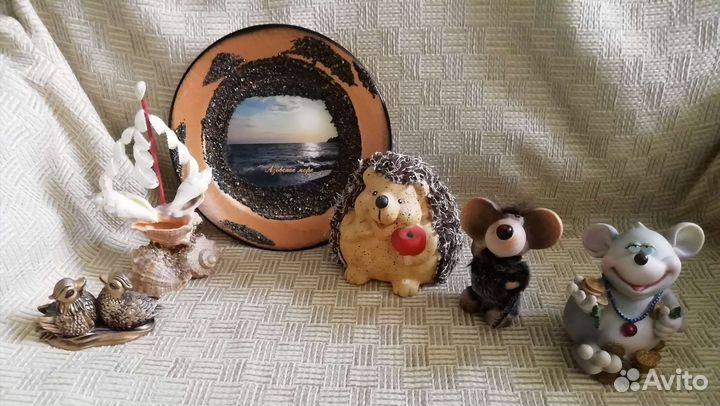 Новые сувениры(тарелка,статуэтки,копилка,корабль)