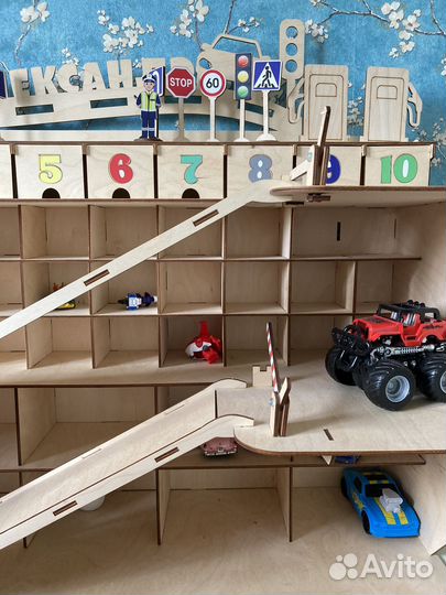 Деревянный гараж (игрушка, разобран)