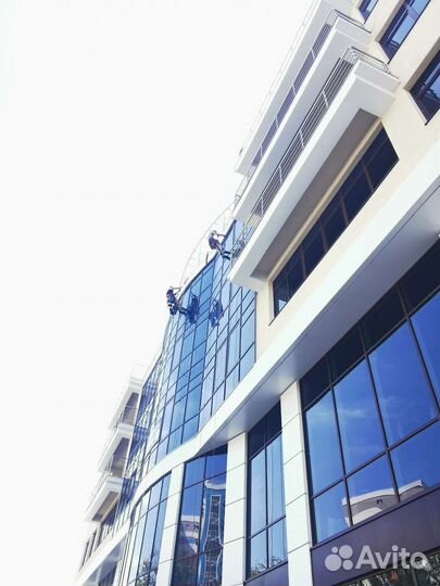 Мойка окон альпинистами