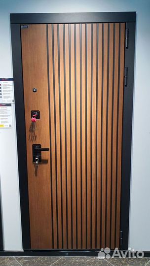 Дверь входная коричневая металлическая