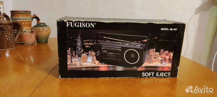 Кассетный магнитофон и радиоприёмник, ретро