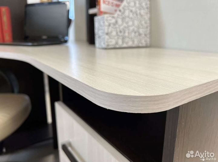 Угловой письменный стол