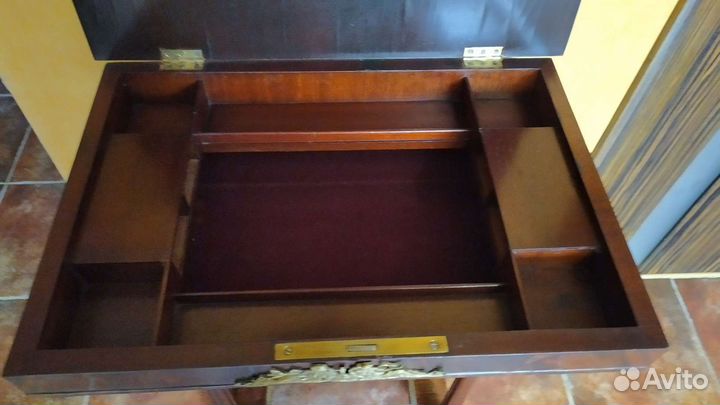 Старинный столик для рукоделия