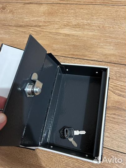 Книга сейф с ключами