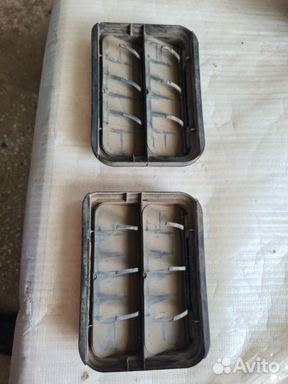 Решетка вентиляционная Renault Sandero 2011