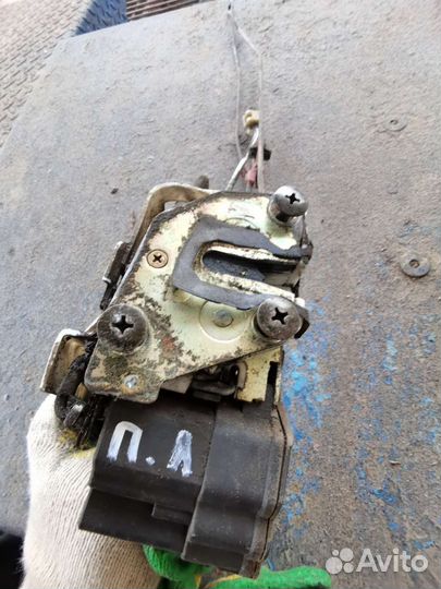 Замок двери передний левый kia clarus 2