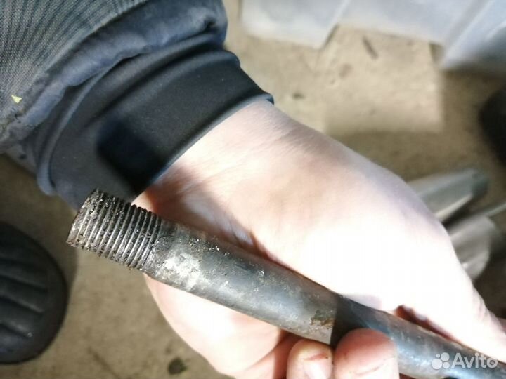 Yamaha XVS 1100 Dragstar ось заднего колеса