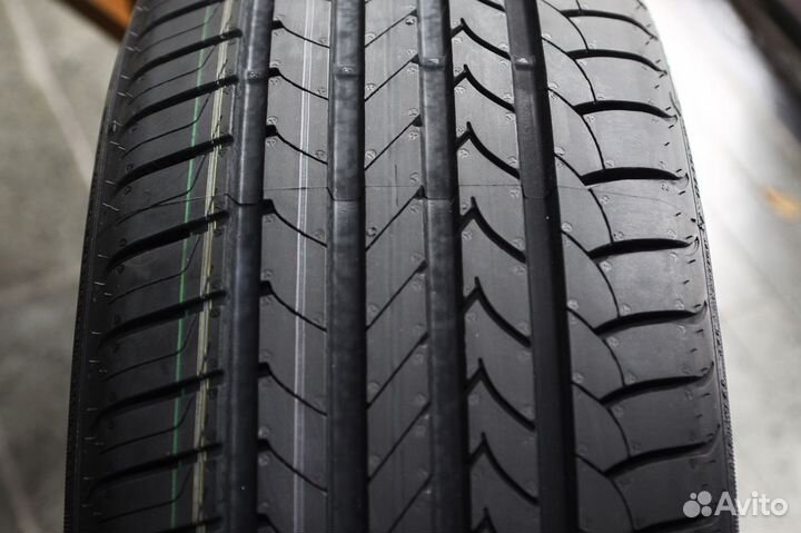 Goodyear EfficientGrip 255/40 R19 100Y