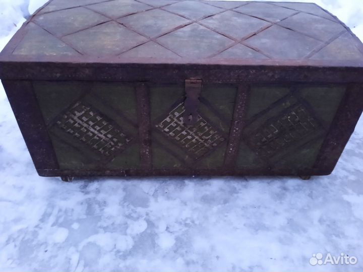 Сундук деревянный