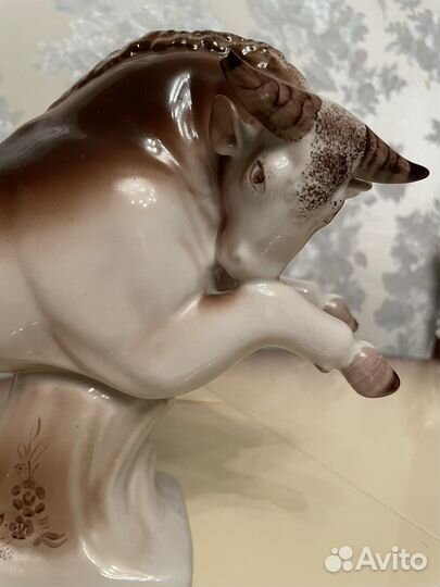 Статуэтка бык