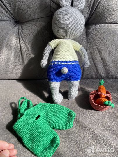 Заяц в комбинезоне