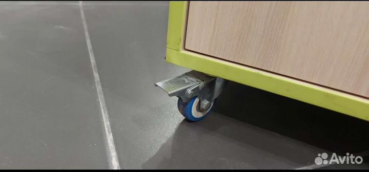 Тумба на колесиках