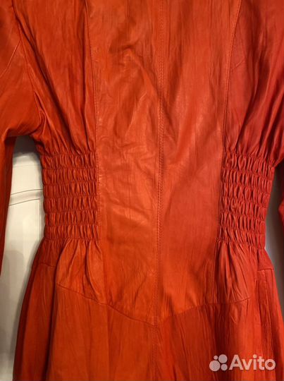 Плащ красный