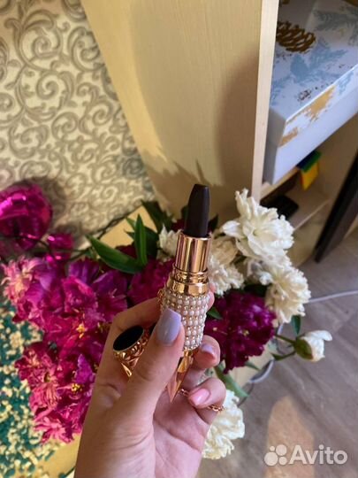 Красная помада в оригинальной упаковке