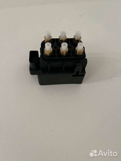 Блок клапанов пневмоподвески Audio Q7 Porsche VW