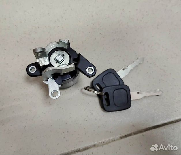 Личинка багажника Audi 80 B3