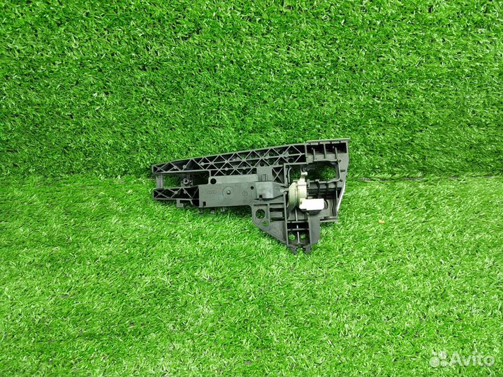 Кронштейн ручки задний правый Audi Q3 8U