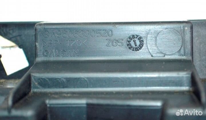 Пластиковая крышка торпеды у подножья водителя mer