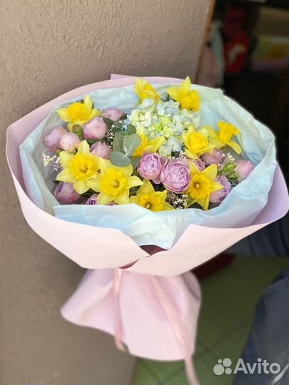 Букет с пионовидной розой и нарциссом