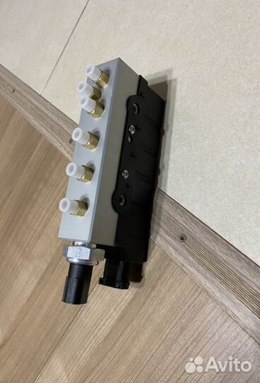 Блок клапанов пневмоподвески Mercedes S-класс W220