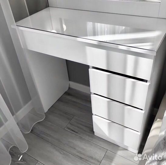 Туалетный столик визажиста с гримёрным зеркалом