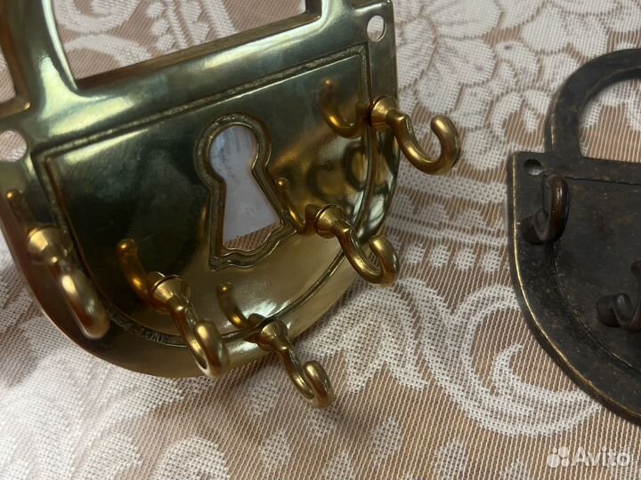 Латунная ключница замок