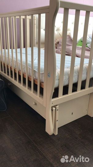 Детская кроватка с продольным маятником