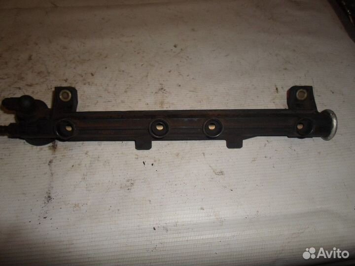 Рейка топливная (рампа) (Volkswagen Golf)