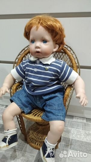 Кукла фарфоровая сидячая