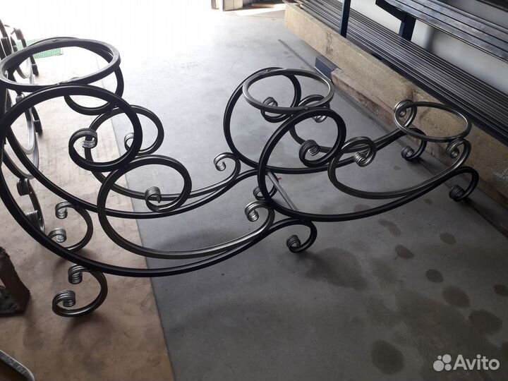 Кованая подставка для цветов