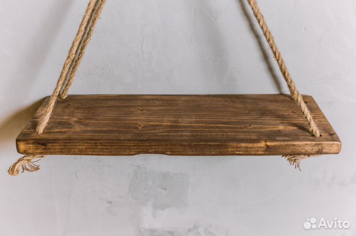 Деревянная полка на канатах в стиле сканди