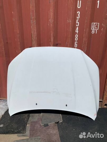 Капот Volvo V70 P3 с дефектом Вольво V70 P3