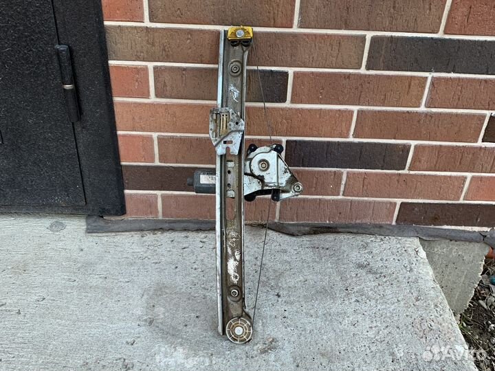 Стеклоподъемник задний левый бмв е46