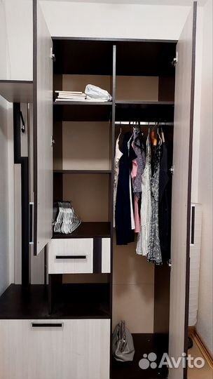 Прихожая со шкафом и зеркалом