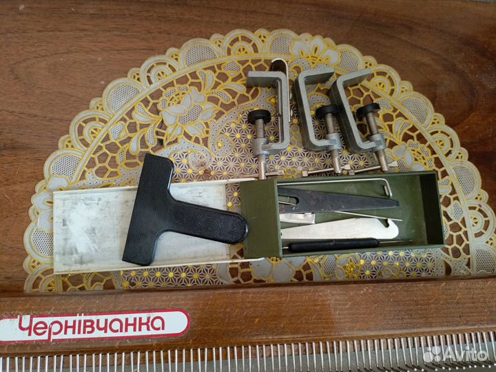 Продам вязальную ручную машинку Чернивчанка
